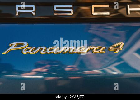 Londra, Regno Unito, 18 settembre 2024. Primo piano del logo e-Hybrid Porsche Panamera 4 a Londra con Reflection Foto Stock