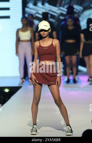 Colombo, Sri Lanka. 11 ottobre 2024. Un modello presenta una creazione durante il Youth Fashion Show a Colombo, Sri Lanka, l'11 ottobre 2024. Crediti: Ajith Perera/Xinhua/Alamy Live News Foto Stock