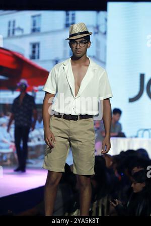 Colombo, Sri Lanka. 11 ottobre 2024. Un modello presenta una creazione durante il Youth Fashion Show a Colombo, Sri Lanka, l'11 ottobre 2024. Crediti: Ajith Perera/Xinhua/Alamy Live News Foto Stock