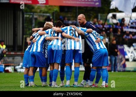 Bahlingen, Germania. 17 settembre 2024. Manschaftsbesprechung vor dem Spiel, Spielerkreis SV Stuttgarter Kickers Regionalliga S'dwest, Bahlinger SC vs SV Stuttgarter Kickers, 12.10.2024 REGOLAMENTI DFB/DFL VIETANO QUALSIASI USO DI FOTOGRAFIE COME SEQUENZE DI IMMAGINI E/O QUASI-VIDEO/dpa/Alamy Live News Foto Stock