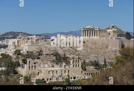 Atene, Grecia: Acropoli di Atene vista dalla "Collina delle Muse" nell'agosto 2024, parte della serie "Caryatidi, il Portico di Eretteo" (5). Foto Stock
