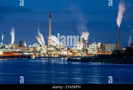 Chempark Krefeld-Uerdingen, rund 40 Betriebe sind in dem Chemiepark am Rhein angesiedelt, es gibt 3 Chemparks in NRW, Abends am Rhein, Deutschland, Chempark Krefeld-Uerdingen **** Chempark Krefeld Uerdingen, circa 40 aziende sono situate nel parco chimico sul Reno, ci sono 3 parchi chimici in Germania Foto Stock