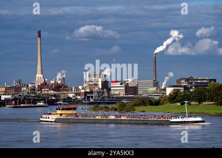 Chempark Krefeld-Uerdingen, rund 40 Betriebe sind in dem Chemiepark am Rhein angesiedelt, es gibt 3 Chemparks in NRW, Frachtschiff auf dem Rhein, Deutschland, Chempark Krefeld-Uerdingen **** Chempark Krefeld Uerdingen, circa 40 aziende sono situate nel parco chimico sul Reno, ne ne ne, ne ne ne ne ne ne ne 3. nave da carico sul Reno, Germania, Chempark Krefeld Uerdingen Foto Stock