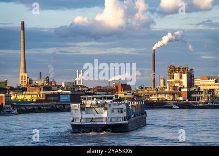 Chempark Krefeld-Uerdingen, rund 40 Betriebe sind in dem Chemiepark am Rhein angesiedelt, es gibt 3 Chemparks in NRW, Frachtschiff auf dem Rhein, Deutschland, Chempark Krefeld-Uerdingen **** Chempark Krefeld Uerdingen, circa 40 aziende sono situate nel parco chimico sul Reno, ne ne ne, ne ne ne ne ne ne ne 3. nave da carico sul Reno, Germania, Chempark Krefeld Uerdingen Foto Stock