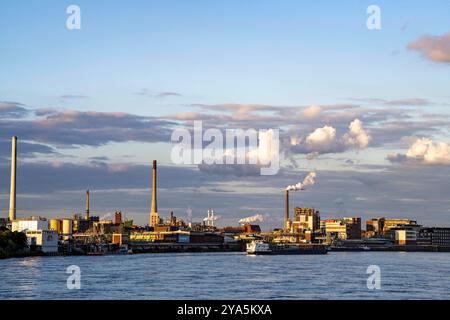 Chempark Krefeld-Uerdingen, rund 40 Betriebe sind in dem Chemiepark am Rhein angesiedelt, es gibt 3 Chemparks in NRW, Frachtschiff auf dem Rhein, Deutschland, Chempark Krefeld-Uerdingen **** Chempark Krefeld Uerdingen, circa 40 aziende sono situate nel parco chimico sul Reno, ne ne ne, ne ne ne ne ne ne ne 3. nave da carico sul Reno, Germania, Chempark Krefeld Uerdingen Foto Stock