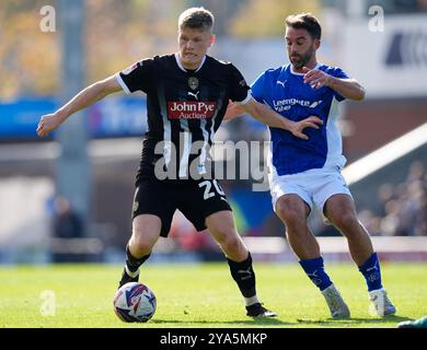 Scott Robertson (a sinistra) della contea di Notts e Will Grigg di Chesterfield combattono per il pallone durante la partita Sky Bet League Two allo SMH Group Stadium di Chesterfield. Data foto: Sabato 12 ottobre 2024. Foto Stock
