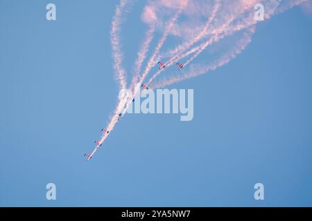 Il RAF Falcons Parachute display Team si esibisce al Royal International Air Tattoo 2024. Foto Stock