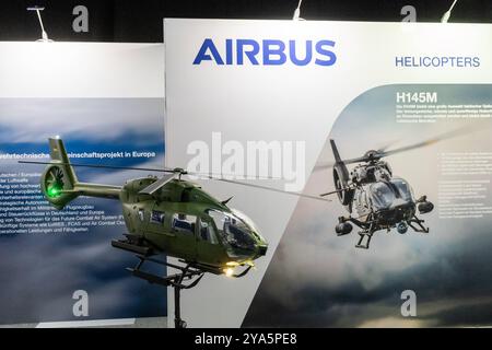 Augusta, Baviera, Germania - 11 ottobre 2024: Modello di un elicottero Airbus H145M alla conferenza del partito CSU *** Modell von einem Airbus-Hubschrauber H145M auf dem CSU Parteitag Foto Stock