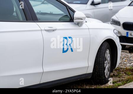 Augusta, Baviera, Germania - 12 ottobre 2024: Vettura bianca con logo BR, Bayerischer Rundfunk *** Weißes Auto mit dem BR Logo, Bayerischer Rundfunk Foto Stock