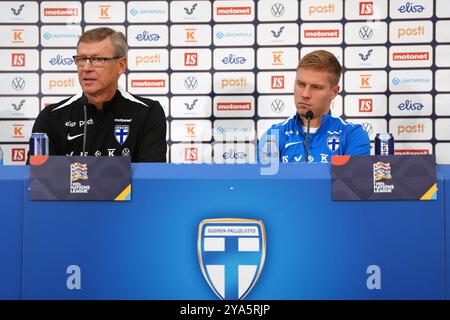 Il manager finlandese Markku Kanerva con Jere Uronen (a destra) durante una conferenza stampa allo Stadio Olimpico di Helsinki in Finlandia, in vista della partita del gruppo B2 della UEFA Nations League contro l'Inghilterra di domenica. Data foto: Sabato 12 ottobre 2024. Foto Stock