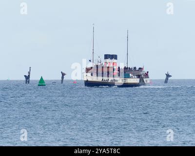 Sheerness, Kent, Regno Unito. 12 ottobre 2024. Lo storico piroscafo a pale Waverley si è visto entrare nel porto di Sheerness come parte di una crociera sul fiume Medway durante la stagione del Tamigi e di Londra. Waverley è l'ultimo piroscafo a pale al mondo. Fig.: Waverley visto con il relitto della SS Richard Montgomery. Il piroscafo a pale fu lanciato nel 1946, 2 anni dopo l'affondamento del Montgomery nel 1944. Crediti: James Bell/Alamy Live News Foto Stock