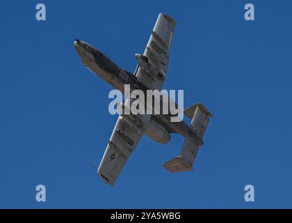 Uno studente pilota della U.S. Air Force del 357th Fighter Squadron esegue una strafe di cannone su un velivolo A-10C Thunderbolt II al Barry M. Goldwater Foto Stock
