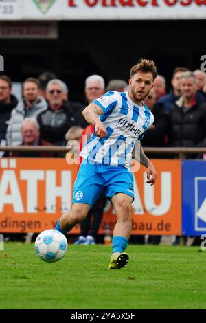 Bahlingen, Germania. 17 settembre 2024. David Kammerbauer (SV Stuttgarter Kickers Nr. 3) beim Ball abspielen Regionalliga S?dwest, Bahlinger SC vs SV Stuttgarter Kickers, 12.10.2024 REGOLAMENTI DFB/DFL VIETANO QUALSIASI USO DI FOTOGRAFIE COME SEQUENZE DI IMMAGINI E/O QUASI-VIDEO/dpa/Alamy Live News Foto Stock