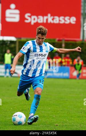 Bahlingen, Germania. 17 settembre 2024. Nico Blank (SV Stuttgarter Kickers Nr. 15) beim Seitenwechsel Regionalliga S?dwest, Bahlinger SC vs SV Stuttgarter Kickers, LE NORMATIVE DFB/DFL del 12.10.2024 VIETANO QUALSIASI USO DI FOTOGRAFIE COME SEQUENZE DI IMMAGINI E/O QUASI-VIDEO/dpa/Alamy Live News Foto Stock