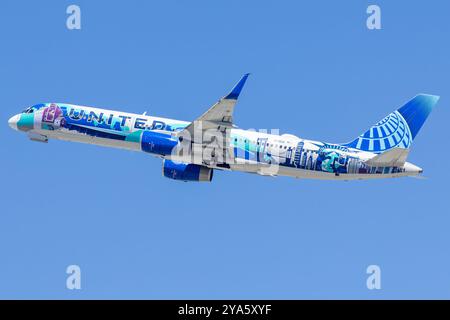 N14102 United Airlines Boeing 757-22 (WL) in partenza da Los Angeles International (LAX / KLAX) livrea "Her Art Here: Corinne Antonelli (New York / New Jersey)". Foto Stock