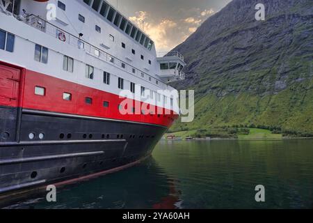 Norwegian Sea, Norvegia 10 settembre 2024 nave da crociera ancorata nel rundfjord di Hj¿, al largo di Urke nelle Alpi di Sunnm¿Re Foto Stock