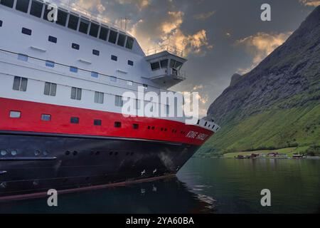 Norwegian Sea, Norvegia 10 settembre 2024 nave da crociera ancorata nel rundfjord di Hj¿, al largo di Urke nelle Alpi di Sunnm¿Re Foto Stock