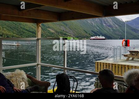 Norwegian Sea, Norvegia 10 settembre 2024 nave da crociera ancorata nel rundfjord di Hj¿, al largo di Urke nelle Alpi di Sunnm¿Re Foto Stock