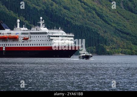 Norwegian Sea, Norvegia 10 settembre 2024 nave da crociera ancorata nel rundfjord di Hj¿, al largo di Urke nelle Alpi di Sunnm¿Re Foto Stock