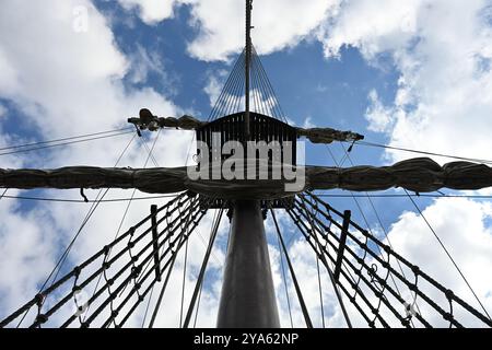 Guardando in alto l'albero e l'attrezzatura della replica della tallship spagnola Galeón Andalucía ormeggiata nel molo di St Katherine a Londra Foto Stock