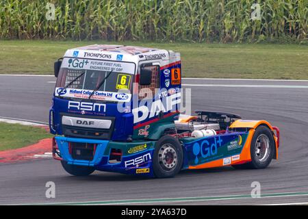 John Powell nel DAF LF JP Racing che ha portato L'UOMO di Graig Evan fuori da Palmer. 2023 British Truck Racing Championship, Snetterton, Norfolk, Regno Unito Foto Stock