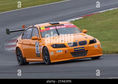 Lee Goldsmith con la sua BMW M3 E90 Britcar durante la gara del Rowe Britcar Trophy Championship 2023 a Snetterton, Norfolk, Regno Unito Foto Stock