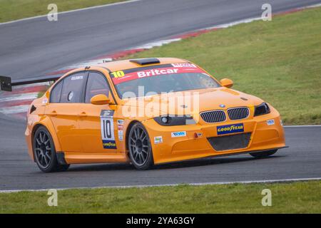 Lee Goldsmith con la sua BMW M3 E90 Britcar durante la gara del Rowe Britcar Trophy Championship 2023 a Snetterton, Norfolk, Regno Unito Foto Stock