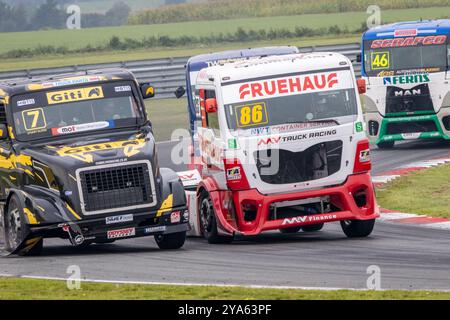 Tom o'Rourke nella sua MV Commercial MAN TGS combatte contro la Volvo di Stuart Oliver alla gara del 2023 del British Truck Racing Championship a Snetterton, Norfolk, Regno Unito Foto Stock