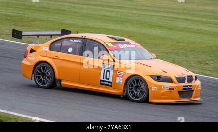 Lee Goldsmith con la sua BMW M3 E90 Britcar durante la gara del Rowe Britcar Trophy Championship 2023 a Snetterton, Norfolk, Regno Unito Foto Stock