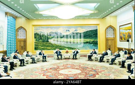 Pechino, Cina. 12 ottobre 2024. Li Shulei, membro dell'Ufficio politico del Comitato centrale del Partito Comunista Cinese (CPC) e capo del Dipartimento di pubblicità del Comitato centrale del CPC, incontra i leader dei media internazionali che si riuniscono per il sesto Summit Mondiale dei media a Pechino, capitale della Cina, il 12 ottobre 2024. Crediti: Huang Jingwen/Xinhua/Alamy Live News Foto Stock