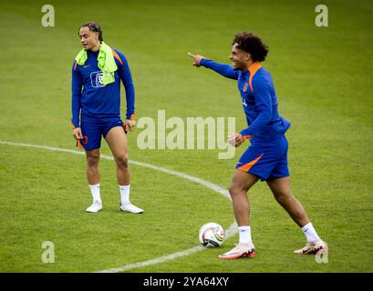 MUNCHEN - Xavi Simons e Joshua Zirkzee durante la sessione di allenamento in vista della partita di UEFA Nations League contro la Germania presso il Campus FC Bayern, il 12 ottobre 2024 a Monaco, Germania. ANP KOEN VAN WEEL Foto Stock