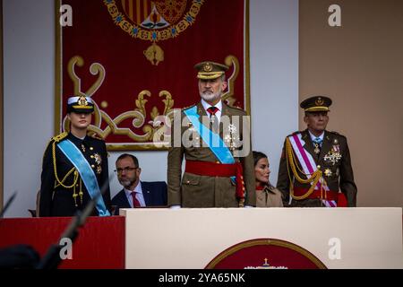 Madrid, Spagna. 12 ottobre 2024. Come ogni 12 ottobre, questa mattina si è tenuta una nuova parata a Madrid, sotto la pioggia torrenziale, per celebrare la giornata nazionale spagnola. La parata fu guidata da re Felipe vi, regina Letizia e principessa Leonor. Crediti: D. Canales Carvajal/Alamy Live News Foto Stock