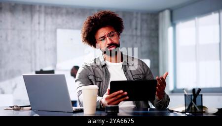 African Business Man Manager sotto stress utilizzando un tablet computer Foto Stock
