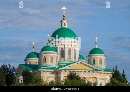 Le cupole dell'antica Cattedrale della Trasfigurazione del Salvatore (1822) in una soleggiata mattinata di luglio. Torzhok, Oblast' di Tver, Russia Foto Stock