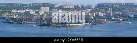 MURMANSK, RUSSIA - 29 LUGLIO 2024: Porto di Murmansk nel panorama della città in un giorno di luglio Foto Stock