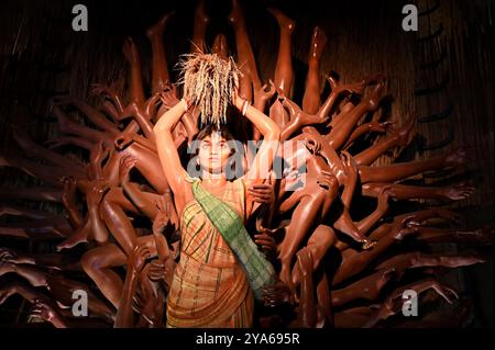 Modello tematico di statua i decorazione nel festival bengalese Durga Puja a Kolkata, Bengala Occidentale, India. Foto Stock