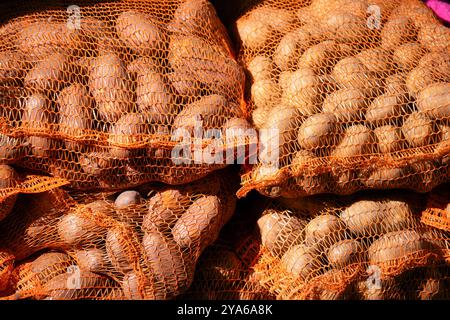 Sacchi di patate in una bancarella di un mercato agricolo nel nord della Germania Foto Stock