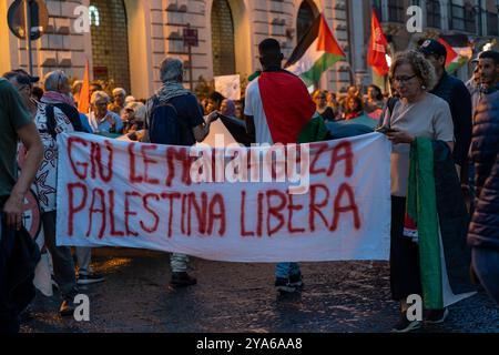 Catania, Italia - 19 maggio 2024: I manifestanti tengono striscioni a sostegno della Palestina e di Gaza durante la manifestazione serale. La folla si riunisce in città, palestinese f Foto Stock