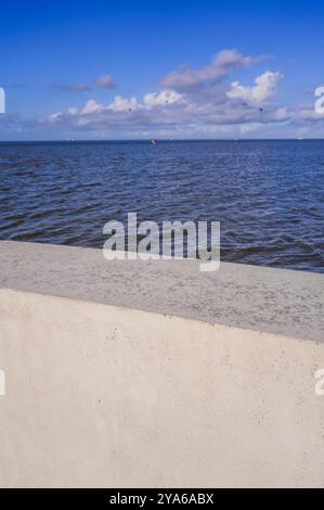 Norddeich, Frisia Orientale, Germania. Scena sul mare tedesco Wadden nella Frisia orientale sul PONTE della passeggiata Norddeich DAS. 7 ottobre, 2024 Foto Stock