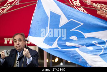 Foto del file del 03/05/21 di Alex Salmond durante una visita allo Scotsman Lounge di Edimburgo sulla pista della campagna elettorale per le elezioni parlamentari scozzesi. L'ex primo ministro scozzese e attuale leader del Partito Alba è morto all'età di 69 anni. Data di pubblicazione: Sabato 12 ottobre 2024. Foto Stock