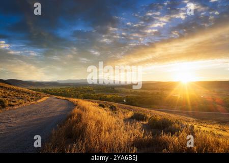 L'alba si affaccia sulla valle del fiume Gunnison e guarda a est verso la città di Gunnison, Colorado Foto Stock