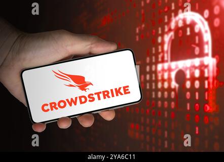 Logo aziendale Crowdstrike visualizzato sullo smartphone Foto Stock