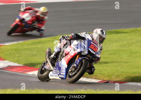 Longfield, Regno Unito. 12 ottobre 2024. Danny Kent di McAMS Racing Yamaha si appresta a vincere l'11° round del Bennetts British Super Bike Championship a Brands Hatch, Longfield, Inghilterra, il 12 ottobre 2024. Foto di Ken Sparks. Solo per uso editoriale, licenza richiesta per uso commerciale. Non utilizzare in scommesse, giochi o pubblicazioni di singoli club/campionato/giocatori. Crediti: UK Sports Pics Ltd/Alamy Live News Foto Stock