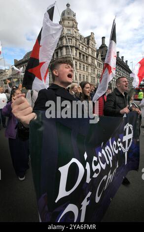 Londra, Inghilterra, Regno Unito. 12 ottobre 2024. I sostenitori dei discepoli di Cristo si uniscono alla manifestazione di Westminster durante la manifestazione. I sostenitori si riuniscono a Westminster per "˜camminare per Gesù", celebrare la loro fede e diffondere amore e positività nella comunità. Camminano, cantano e pregano insieme e condividono il messaggio di Gesù con tutti intorno. Discutono con tutti i disordini del mondo attualmente che trovare Gesù è la risposta. (Credit Image: © Martin Pope/ZUMA Press Wire) SOLO PER USO EDITORIALE! Non per USO commerciale! Foto Stock