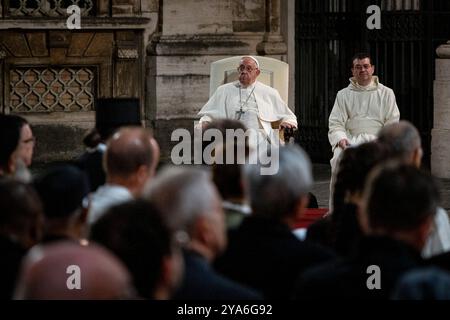 Papa Francesco partecipa a una preghiera della Veglia Ecumenica con i Padri sinodali e i leader cristiani di diverse confessioni in Piazza Protomartiri adiacente alla Basilica di San Pietro. Foto Stock