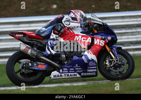 Longfield, Regno Unito. 12 ottobre 2024. Danny Kent di McAMS Racing Yamaha si appresta a vincere l'11° round del Bennetts British Super Bike Championship a Brands Hatch, Longfield, Inghilterra, il 12 ottobre 2024. Foto di Ken Sparks. Solo per uso editoriale, licenza richiesta per uso commerciale. Non utilizzare in scommesse, giochi o pubblicazioni di singoli club/campionato/giocatori. Crediti: UK Sports Pics Ltd/Alamy Live News Foto Stock