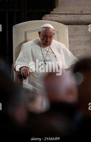 Vaticano, Vaticano. 11 ottobre 2024. Papa Francesco partecipa a una preghiera della Veglia Ecumenica con i Padri sinodali e i leader cristiani di diverse confessioni in Piazza Protomartiri adiacente alla Basilica di San Pietro. (Credit Image: © Stefano Costantino/SOPA Images via ZUMA Press Wire) SOLO USO EDITORIALE! Non per USO commerciale! Foto Stock