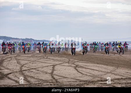 Weston-super-Mare, Somerset, Inghilterra, Regno Unito. 12 ottobre 2024, i piloti che lasciano il cancello di partenza nella classe 125cc/250cc il giorno 1 della ROKIT Weston Beach Race 2024. Quest'anno ricorre il 41° anniversario della prestigiosa Weston Beach Race e promette di essere un evento spettacolare che celebra oltre quattro decenni di eccellenza fuoristrada. Accreditamento John Rose/Alamy Live News Foto Stock