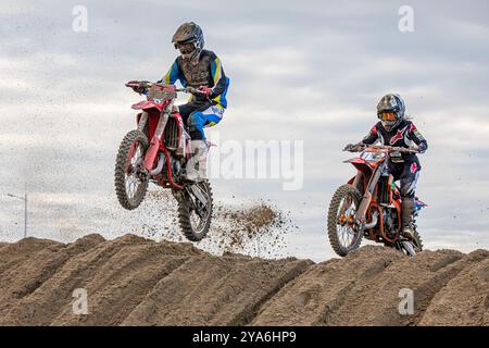 Weston-super-Mare, Somerset, Inghilterra, Regno Unito. 12 ottobre 2024, i piloti della classe 125cc/250cc scattano in azione il primo giorno della ROKIT Weston Beach Race 2024. Quest'anno segna il 41° anniversario della prestigiosa Weston Beach Race e promette di essere un evento spettacolare che celebra oltre quattro decenni di eccellenza off-Road Credit John Rose/Alamy Live News Foto Stock