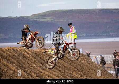 Weston-super-Mare, Somerset, Inghilterra, Regno Unito. 12 ottobre 2024, i piloti della classe 125cc/250cc scattano in azione il primo giorno della ROKIT Weston Beach Race 2024. Quest'anno segna il 41° anniversario della prestigiosa Weston Beach Race e promette di essere un evento spettacolare che celebra oltre quattro decenni di eccellenza off-Road, Credit John Rose/Alamy Live News Foto Stock